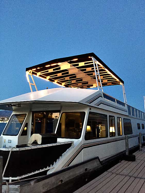 60' DELUXE Houseboat Image