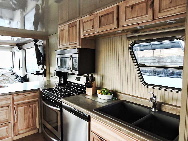 67' VIP Houseboat Image