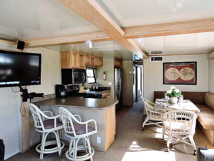 67' VIP Houseboat Image