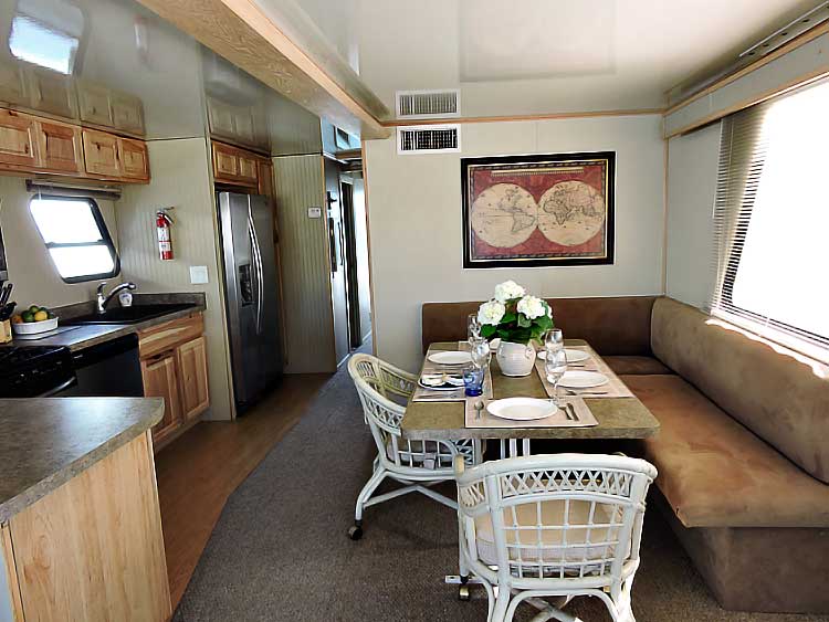 67' VIP Houseboat Image