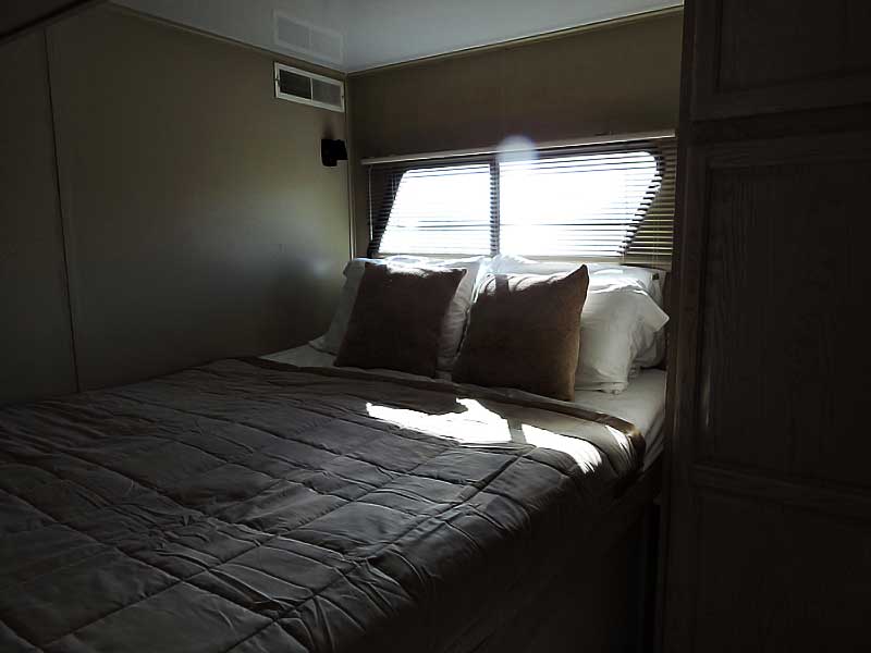 67' VIP Houseboat Image