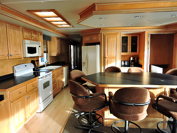 75' EXECUTIVE Houseboat Image