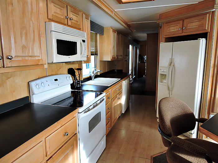 75' EXECUTIVE Houseboat Image