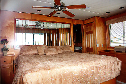 85' ODYSSEY Houseboat Image