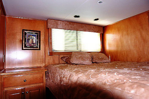 85' ODYSSEY Houseboat Image